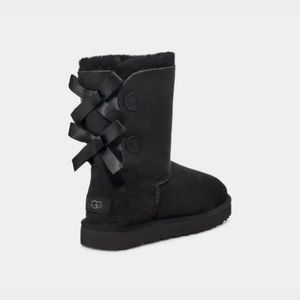 Uggs Bailey Bow ll size 8